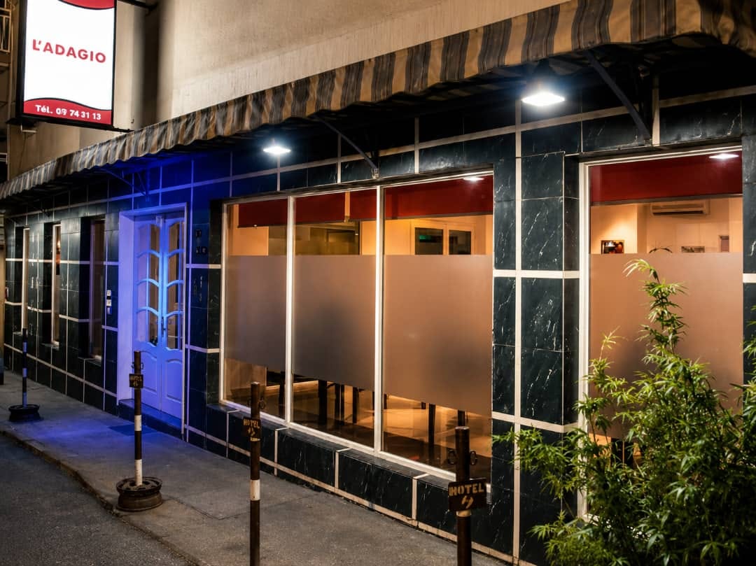 Façade de l'Hôtel Adagio à Libreville, de nuit