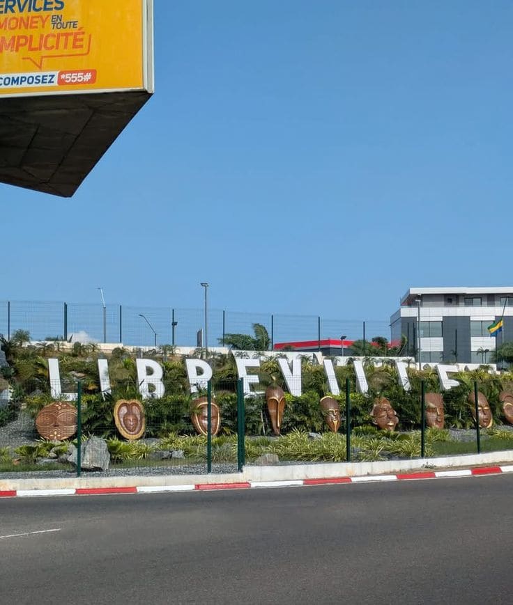 Panneau Libreville et masques traditionnels