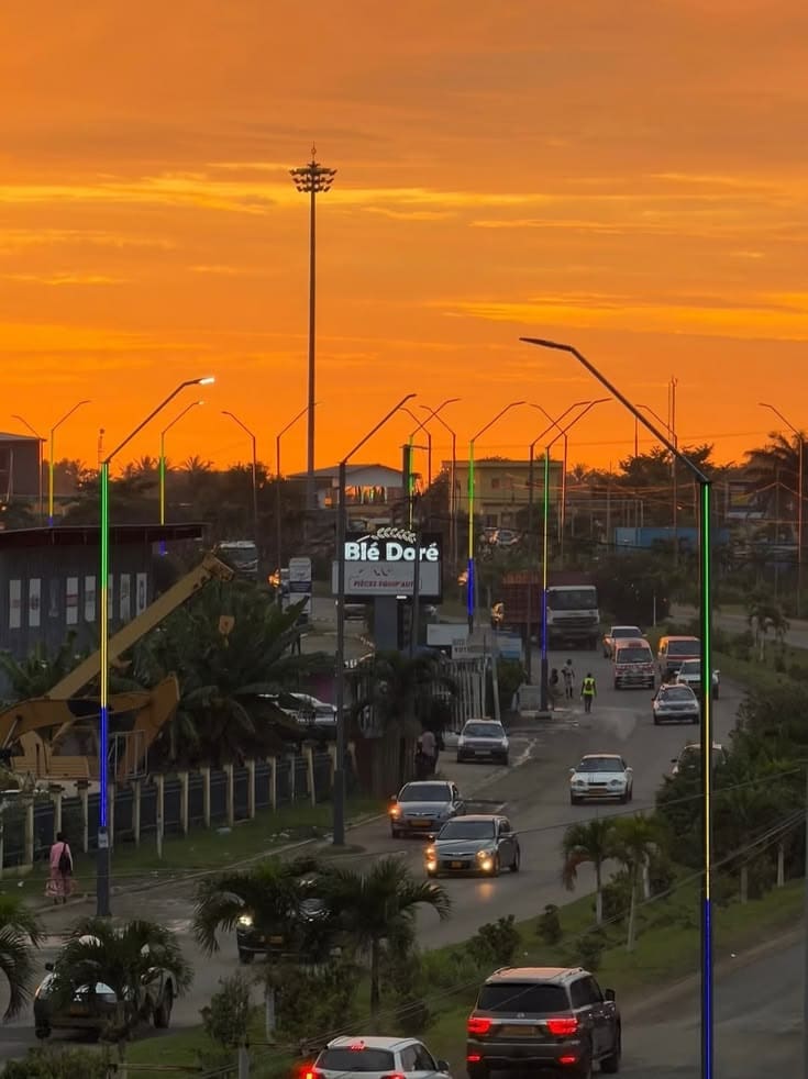 Coucher de soleil doré sur Libreville