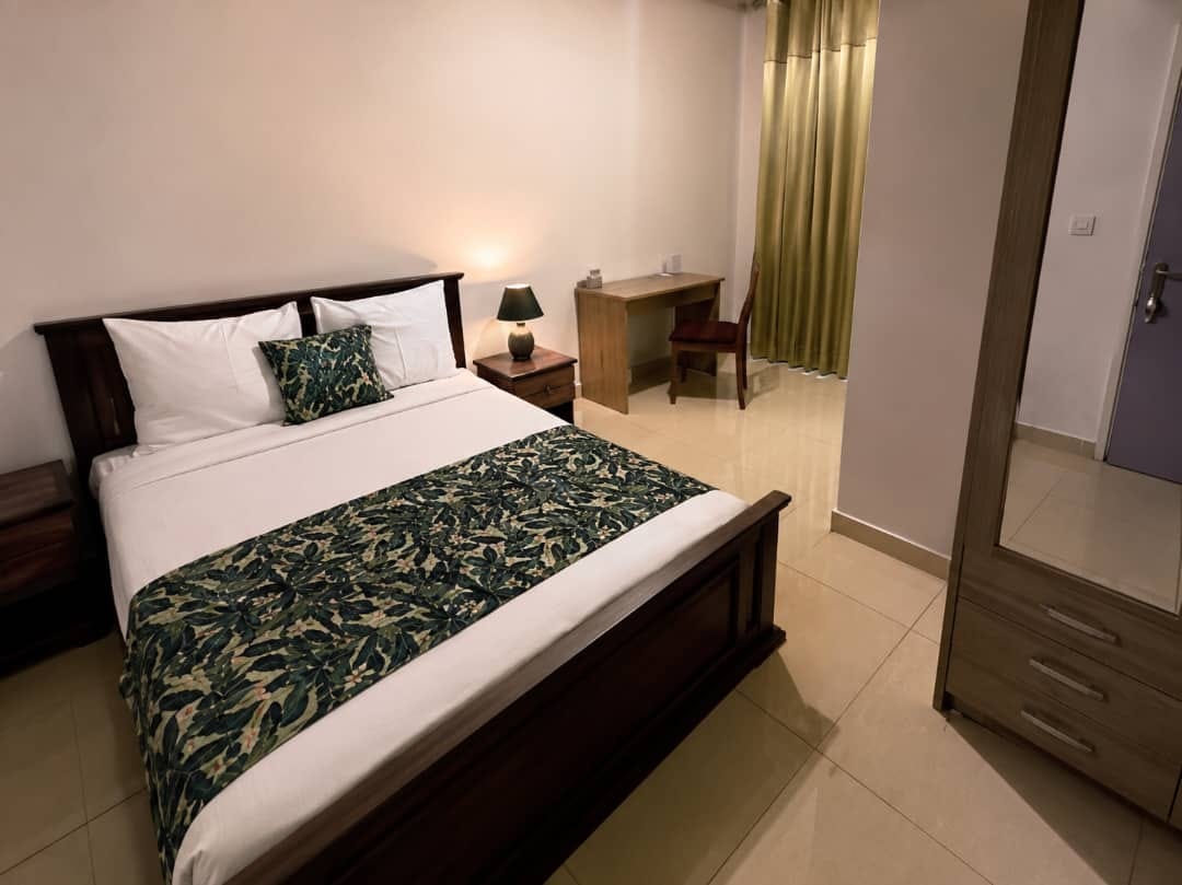 Chambre Confort de l'Hôtel Adagio — lit double, bureau et climatisation