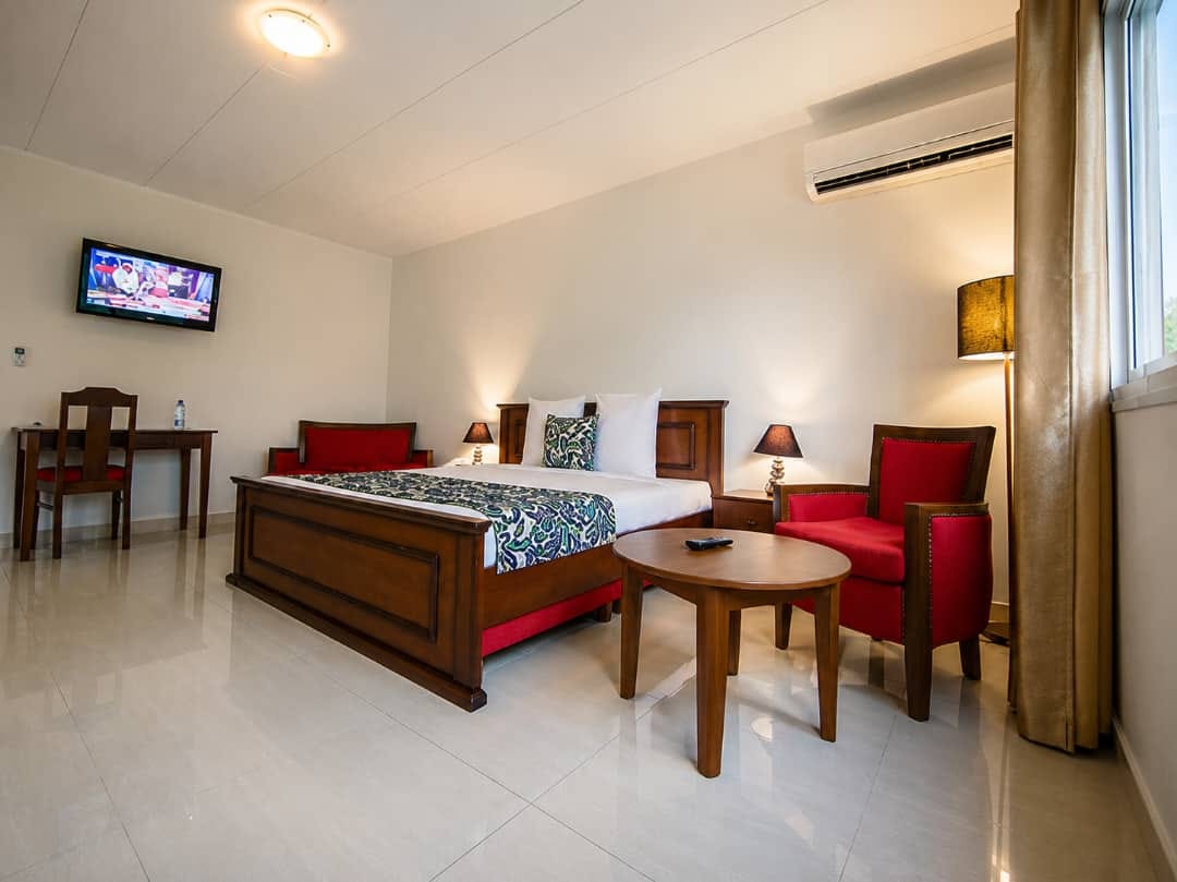 Chambre Spacieuse de l'Hôtel Adagio avec coin salon et fauteuils